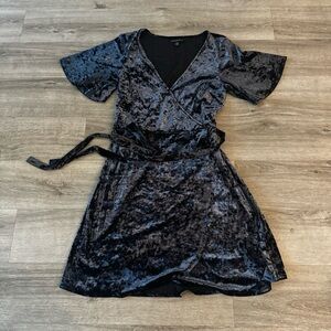 American Eagle Blue crushed velvet V- Neck short sleeve dress with tie detail